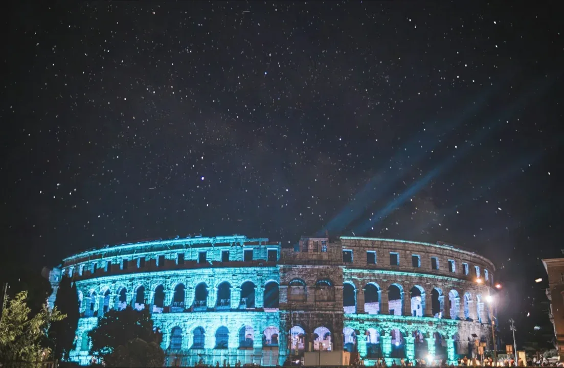 a building that has a lot of lights on it